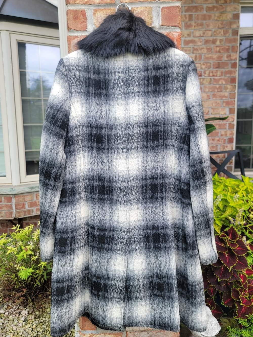 Laundry By Shelli Segal Black & White Plaid Coat with Faux Fur Collar - Picture 12 of 16